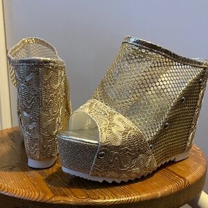 Elegant Gold Mesh Wedge Sandals Size 37